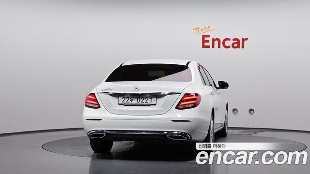 Mercedes-Benz E-Class E220d Avantgarde — пробег 190 400 км — фото 4 из 5