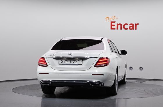 Mercedes-Benz E-Class E220d Avantgarde — пробег 190 400 км — фото 4 из 5