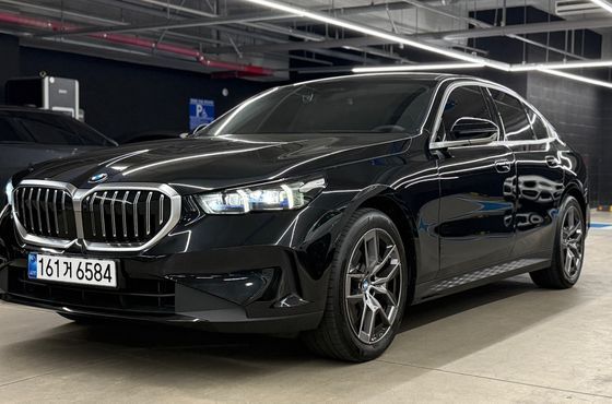 BMW 5-Series 520i — пробег 6 015 км — фото 1 из 5