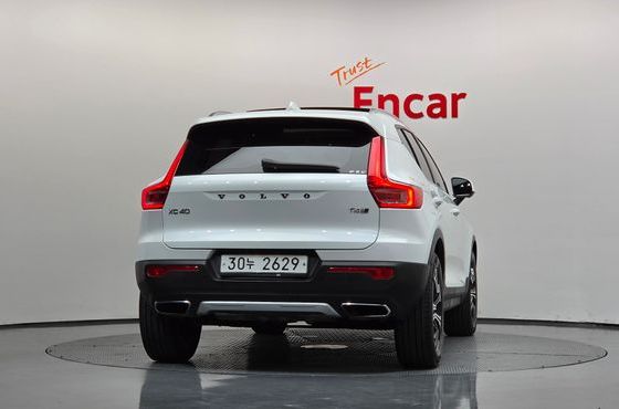 Volvo XC40 T4 R-Design — пробег 45 285 км — фото 4 из 5