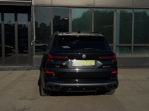BMW X5 M60i — пробег 9 900 км — фото 2 из 5