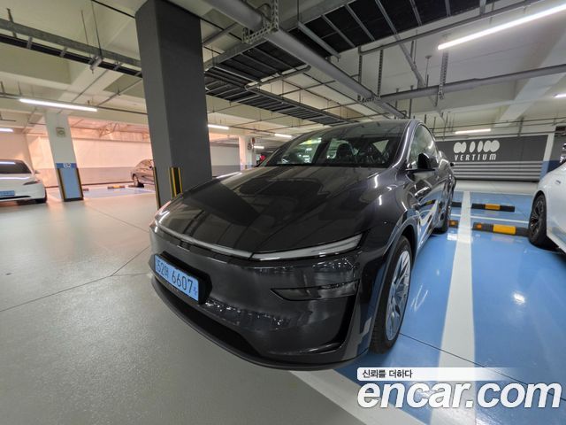 Tesla Model Y L Long Range AWD — пробег 9 км — фото 1 из 5