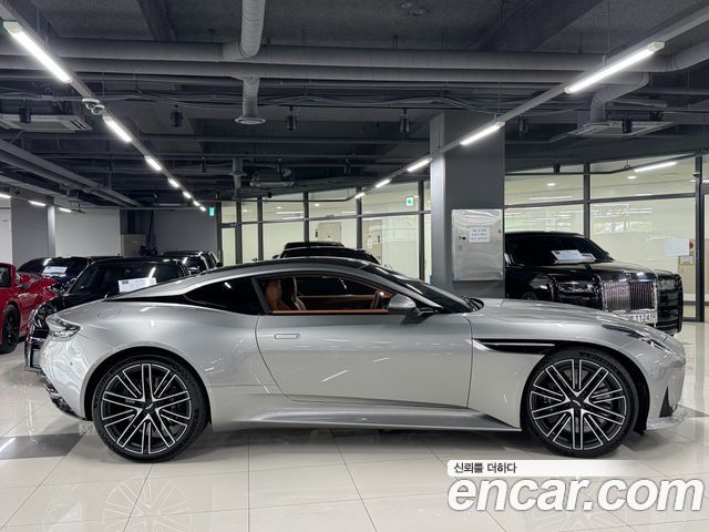 Astonmartin DB12 4.0 V8 Coupe — пробег 1 970 км — фото 2 из 5