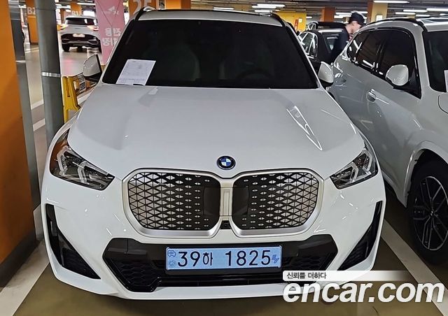 BMW iX1 eDrive 20 M Sport — пробег 1 км — фото 1 из 5