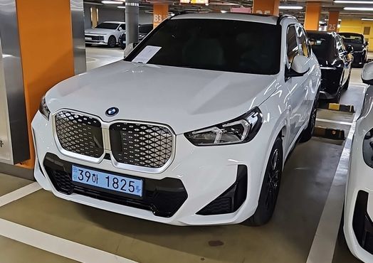 BMW iX1 eDrive 20 M Sport — пробег 1 км — фото 4 из 5
