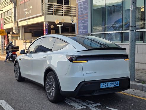 Tesla Model Y L Long Range AWD — пробег 2 790 км — фото 4 из 5