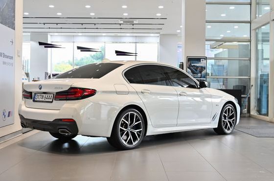 BMW 5-Series 530e M Sport — пробег 42 755 км — фото 4 из 5