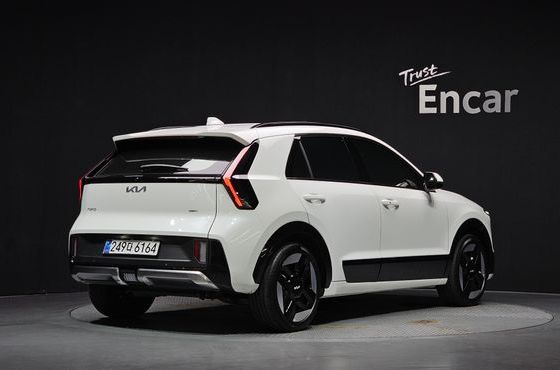 Kia Niro Prestige — пробег 3 765 км — фото 2 из 5