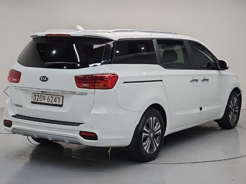 Kia Carnival 9-Seater Luxury — пробег 223 923 км — фото 4 из 5