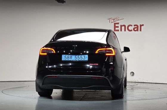 Tesla Model Y RWD — пробег 32 812 км — фото 4 из 5