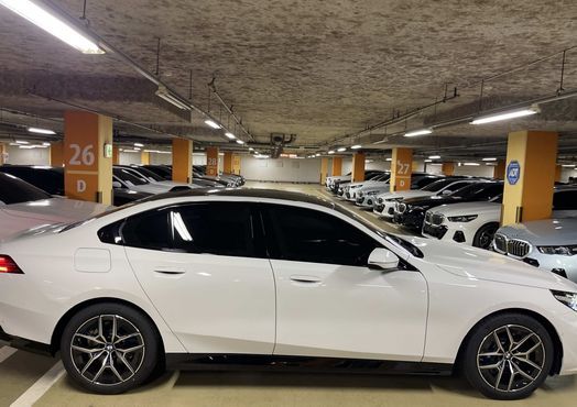 BMW 5-Series 520i — пробег 1 км — фото 5 из 5
