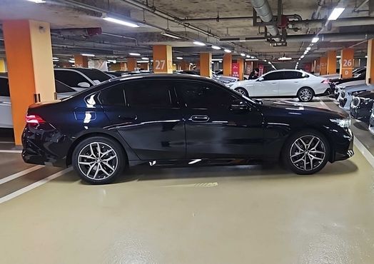 BMW 5-Series 520i — пробег 1 км — фото 2 из 5