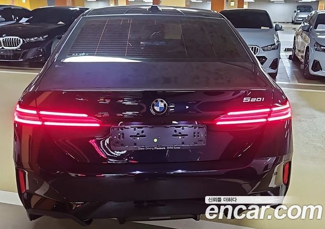 BMW 5-Series 520i — пробег 1 км — фото 3 из 5