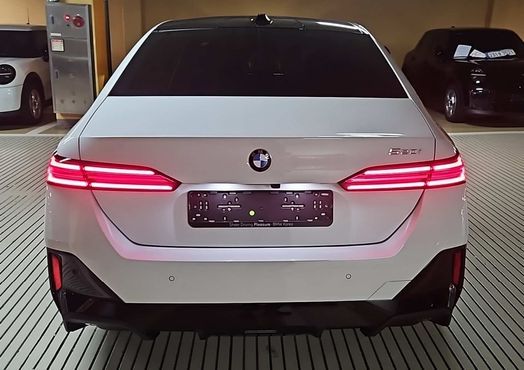 BMW 5-Series 520i — пробег 1 км — фото 3 из 5