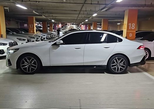 BMW 5-Series 520i — пробег 1 км — фото 2 из 5