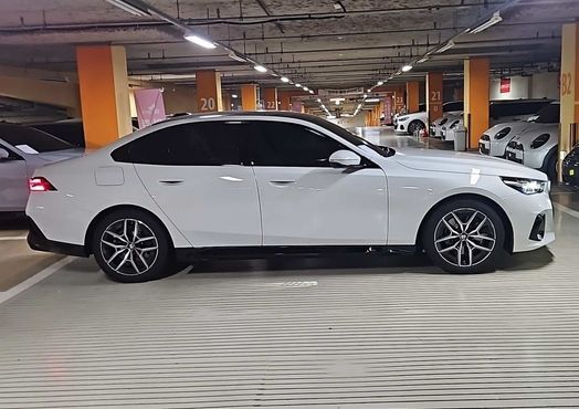 BMW 5-Series 520i — пробег 1 км — фото 5 из 5