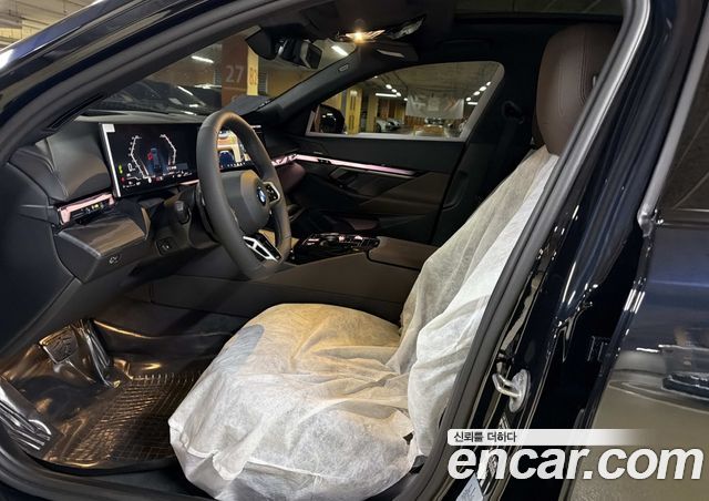 BMW 5-Series 520i — пробег 1 км — фото 5 из 5