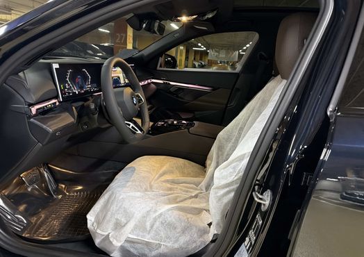 BMW 5-Series 520i — пробег 1 км — фото 5 из 5