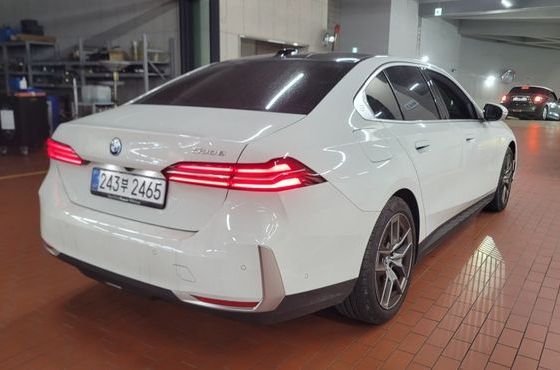BMW 5-Series 530e — пробег 4 429 км — фото 4 из 5