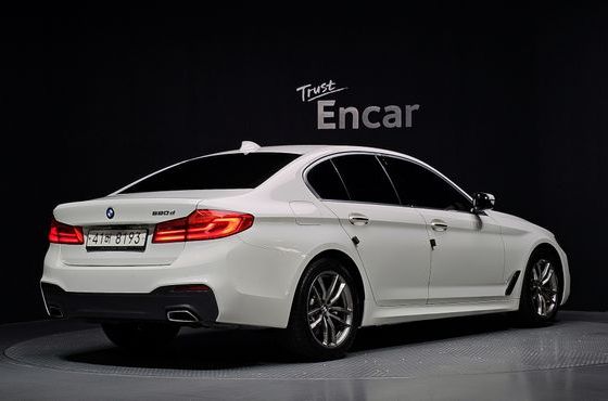 BMW 5-Series 520d M Sport package — пробег 105 473 км — фото 2 из 5