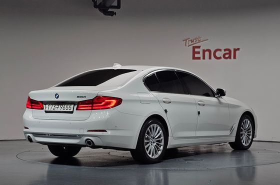 BMW 5-Series 520i Luxury — пробег 85 000 км — фото 2 из 5