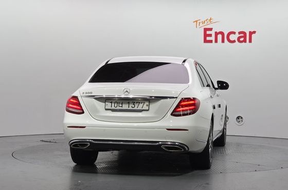Mercedes-Benz E-Class E300 Exclusive Standard — пробег 49 392 км — фото 4 из 5