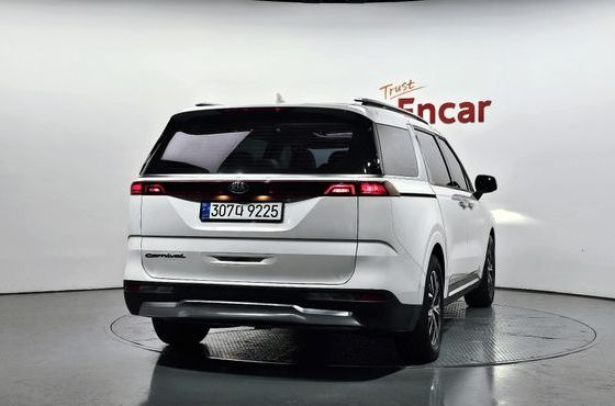 Kia Carnival 9-Seater Signature — пробег 72 956 км — фото 4 из 5