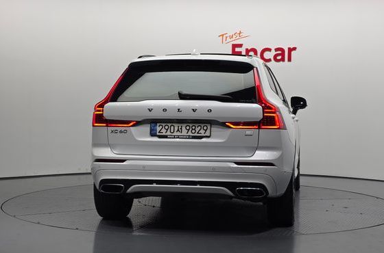Volvo XC60 T8 R-Design — пробег 75 687 км — фото 4 из 5