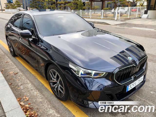 BMW 5-Series 520i M Sport — пробег 2 900 км — фото 1 из 5