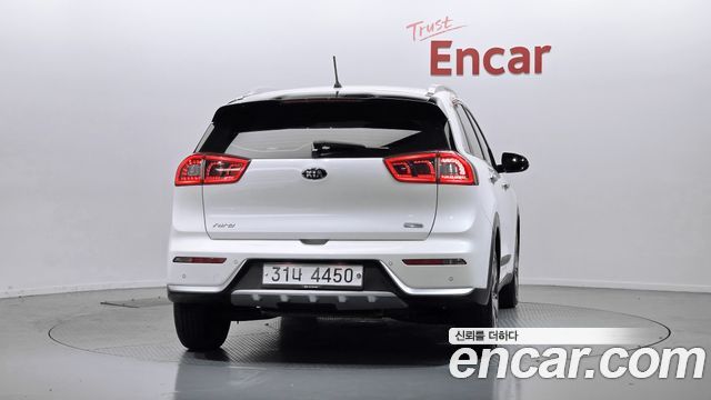 Kia Niro Prestige — пробег 150 307 км — фото 4 из 5