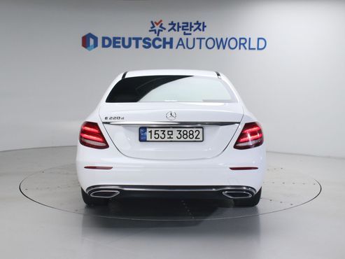 Mercedes-Benz E-Class E220d Avantgarde — пробег 67 482 км — фото 4 из 5