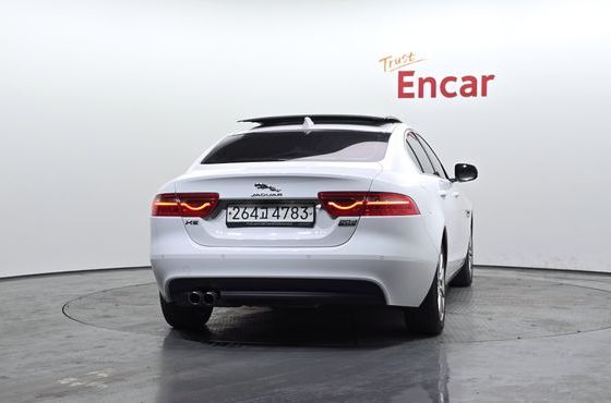 Jaguar XE 20d Perstige AWD — пробег 117 641 км — фото 4 из 5