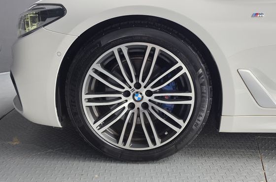 BMW 5-Series 530i M Sport Package Plus — пробег 85 240 км — фото 5 из 5