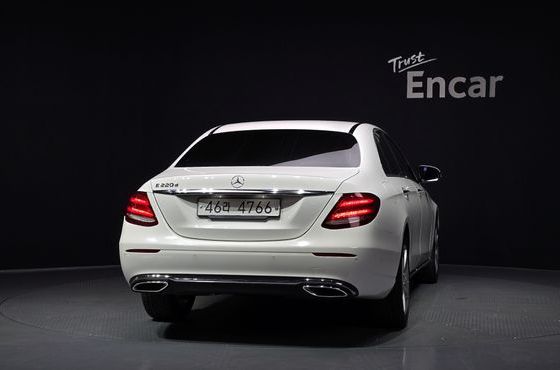 Mercedes-Benz E-Class E220d Avantgarde — пробег 92 094 км — фото 4 из 5