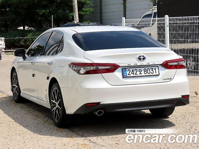 Toyota Camry 2.5 XLE Hybrid — пробег 27 032 км — фото 3 из 5