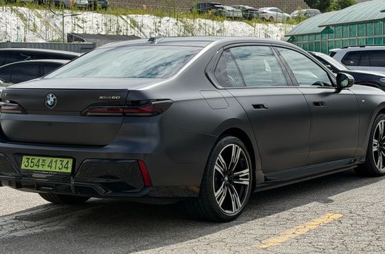 BMW i7 xDrive 60 Freeze Seoul Edition — пробег 5 635 км — фото 2 из 5