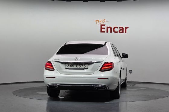 Mercedes-Benz E-Class E220d Avantgarde — пробег 106 448 км — фото 4 из 5