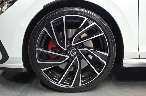 Volkswagen Golf 2.0 GTI — пробег 10 959 км — фото 5 из 5