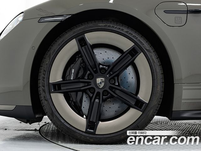 Porsche Taycan Turbo — пробег 70 км — фото 5 из 5