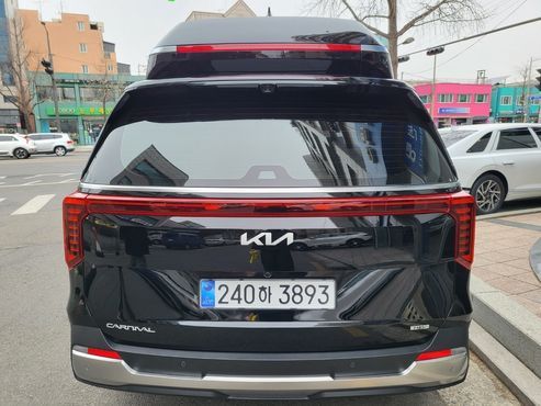 Kia Carnival HEV 9-Seater Hi-Limousine Signature — пробег 6 900 км — фото 3 из 5
