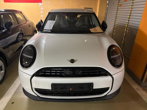 Mini Cooper 5Door Essential — пробег 5 км — фото 1 из 5