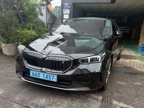 BMW i5 eDrive 40 — пробег 20 856 км — фото 2 из 5