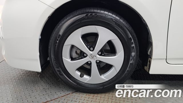 Toyota Prius 1.8 E — пробег 166 964 км — фото 5 из 5