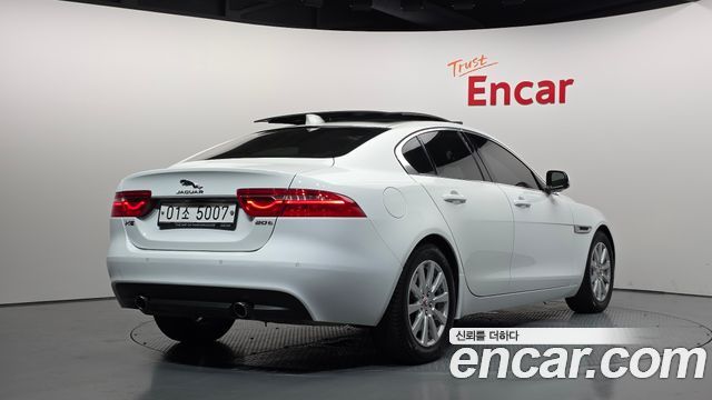Jaguar XE 20t Prestige — пробег 131 800 км — фото 2 из 5