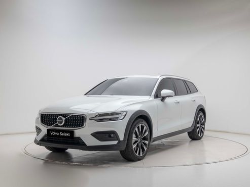 Volvo V60 B5 Ultra AWD — пробег 4 764 км — фото 1 из 5