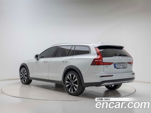 Volvo V60 B5 Ultra AWD — пробег 4 764 км — фото 2 из 5