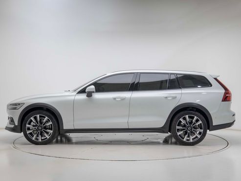 Volvo V60 B5 Ultra AWD — пробег 4 764 км — фото 4 из 5