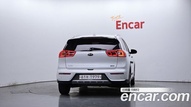 Kia Niro Prestige — пробег 157 392 км — фото 4 из 5