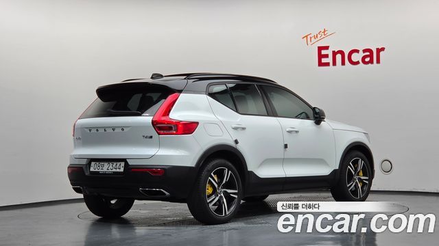 Volvo XC40 T4 R-Design — пробег 70 661 км — фото 2 из 5