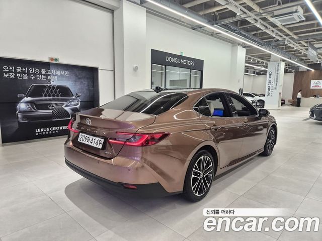 Toyota Camry 2.5 XLE Premium Hybrid — пробег 7 711 км — фото 2 из 5